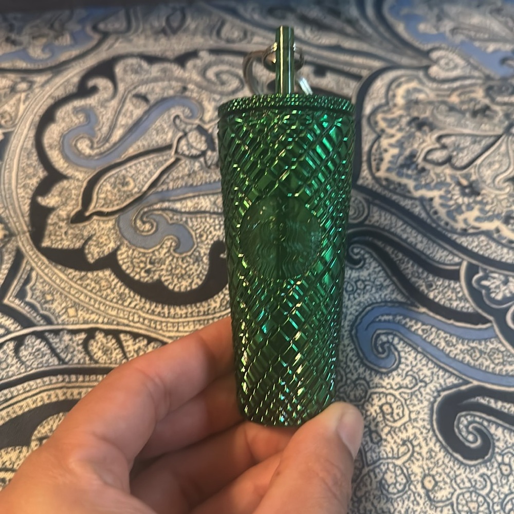 Wicked 2 novel book & Emerald City keychain - Picture 7 of 7